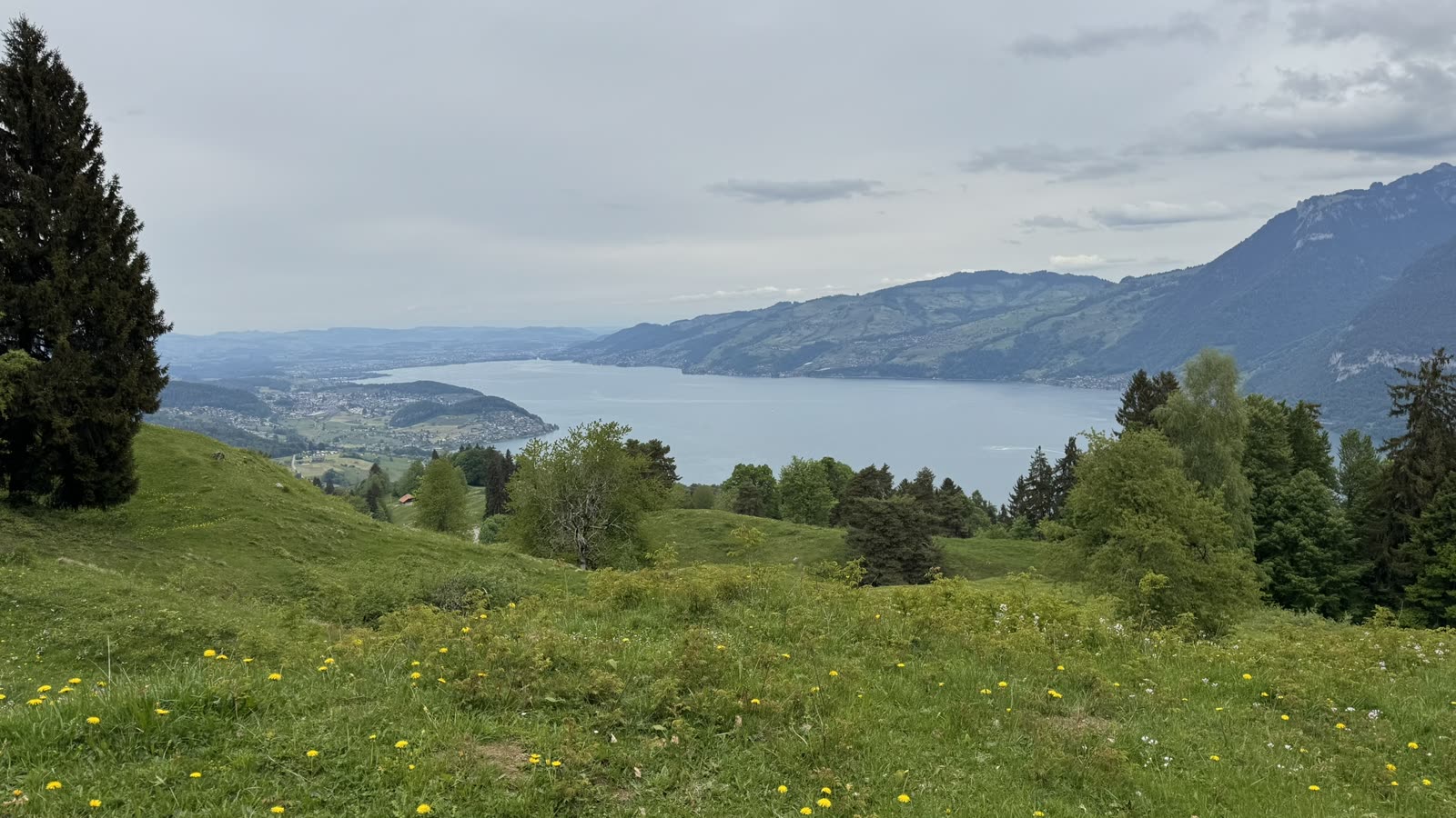 Blick über einen See auf Berge.