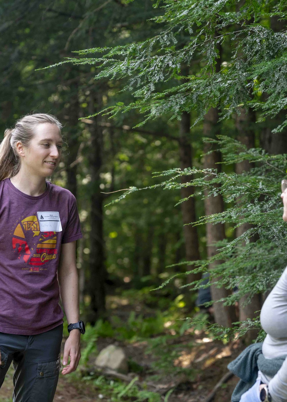 Zwei Menschen begegnen sich bei einem Coaching im Wald.
